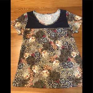 LuLaRoe Medium Classic Tee